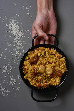 tipik İspanyol paella valenciana adamla