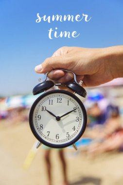 metin yaz saati ve sahilde bir çalar saat