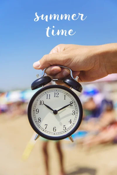 Tekst zomertijd en een wekker op het strand — Stockfoto