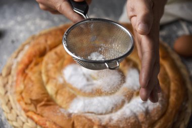 adam ensaimada Mallorca, İspanya tipik hazırlanıyor