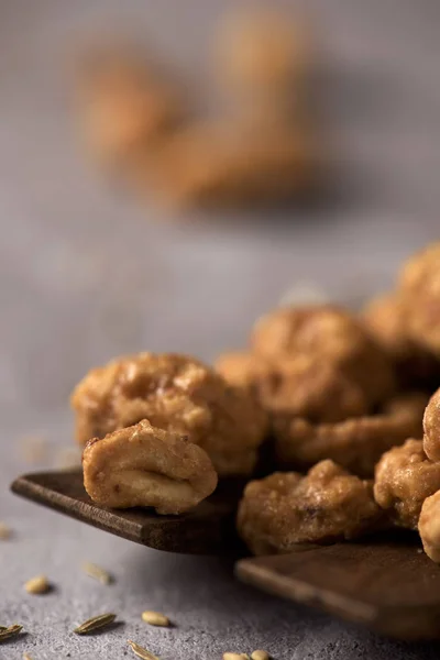 Cacahuetes garrapinados, spanyol kandírozott mogyorót — Stock Fotó