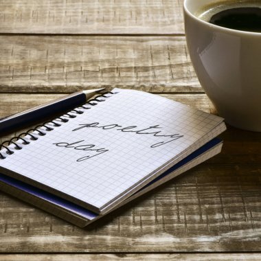 metin şiir günde bir defter ve bir fincan kahve