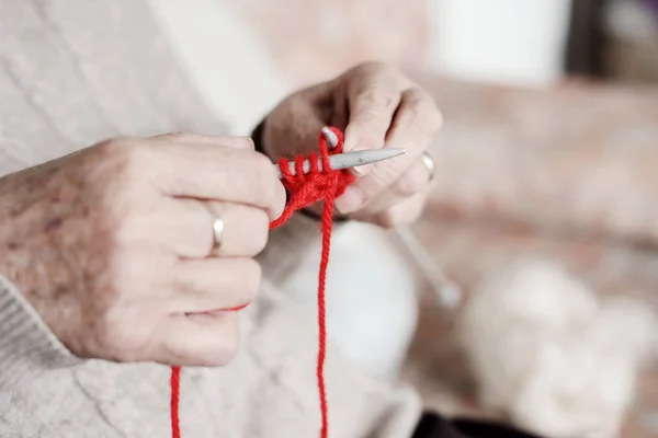 Old caucasian woman knitting — Stock Photo, Image