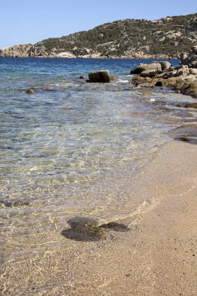 Widok Czystą Wodę Morza Śródziemnego Cichej Plaży Wybrzeżu Baja Sardynia — Zdjęcie stockowe