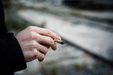 adam bir el haddelenmiş sigara ya da ortak bir sigara