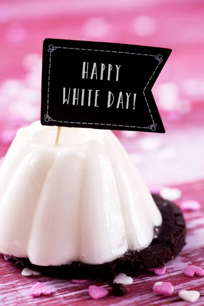 Witte cake en tekst gelukkig witte dag — Stockfoto