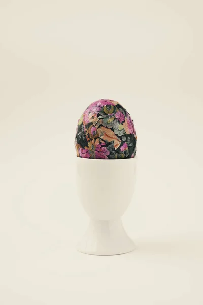 Uovo di Pasqua decorato in casa in un uovo-tazza — Foto Stock