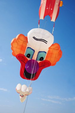 gökyüzü üzerinde palyaço