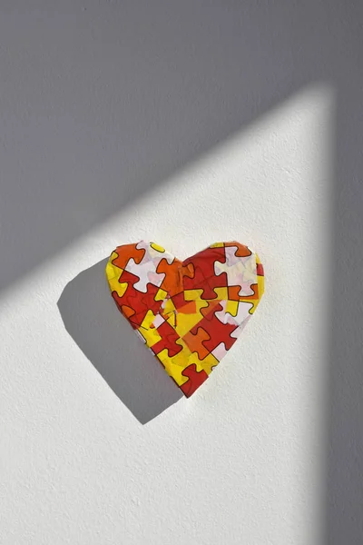 Cuore fantasia con pezzi di puzzle, per l'autismo — Foto Stock