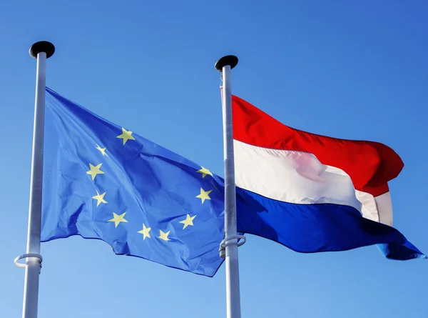 Σημαίες της Ευρωπαϊκής Ένωσης και του Λουξεμβούργου — Φωτογραφία Αρχείου