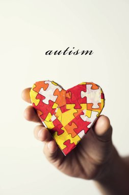 metin otizm ve kalp puzzle parçaları ile desenli
