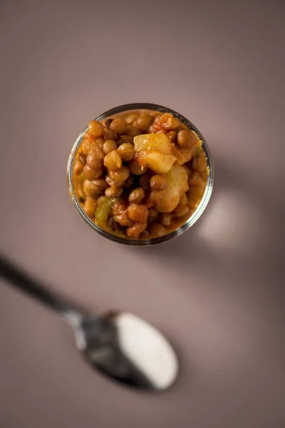 Lentilles cuites végétariennes dans un verre à shot — Photo