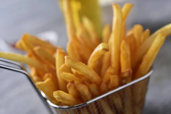 Franse frietjes in een metalen mand — Stockfoto