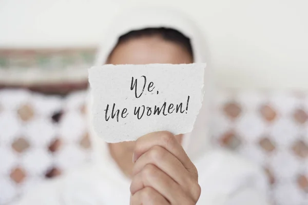 Mujer con un hiyab y el texto que las mujeres —  Fotos de Stock