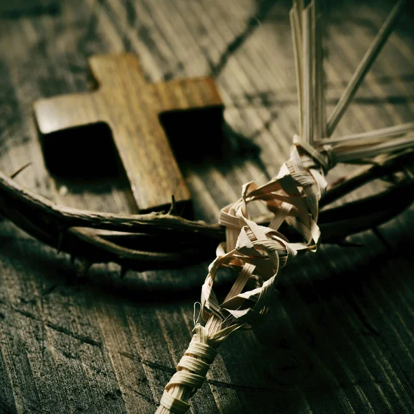 Folha de palma trançada, cruz e coroa de espinhos — Fotografia de Stock