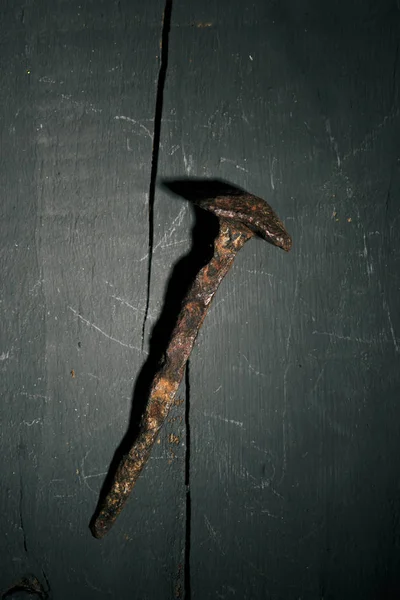 Zardzewiały gwóźdź na rustykalne powierzchni drewnianych — Zdjęcie stockowe