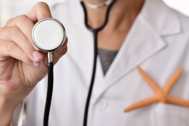 Deniz yıldızı bir doktor adamın cebinde