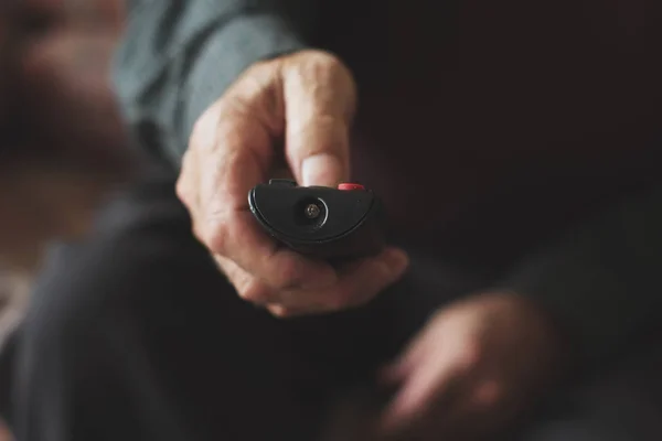 Anciano usando un mando a distancia —  Fotos de Stock