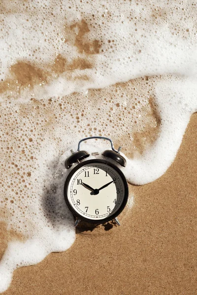 Alarm clock on the beach — Stock Photo, Image