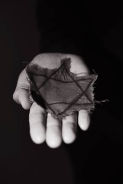 düzensiz bir Yahudi rozeti olan adam
