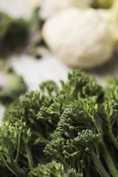 RAW στελέχη του broccolini σε έναν πίνακα — Φωτογραφία Αρχείου