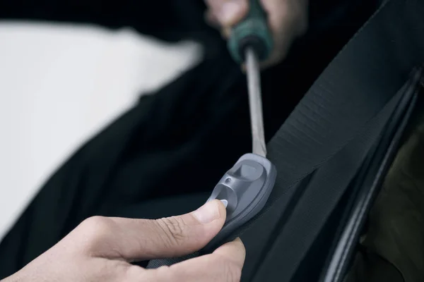 Man removing a security tag with a screwdriver — Stock Photo, Image