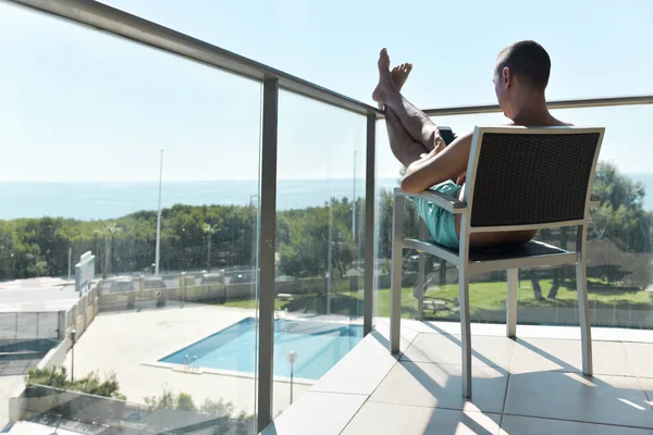 Jeune homme bronzage dans une chaise — Photo