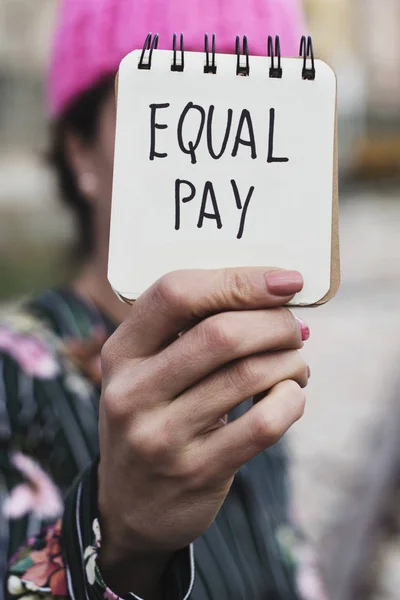 Woman with a pink hat and the text equal pa — Stock Photo, Image