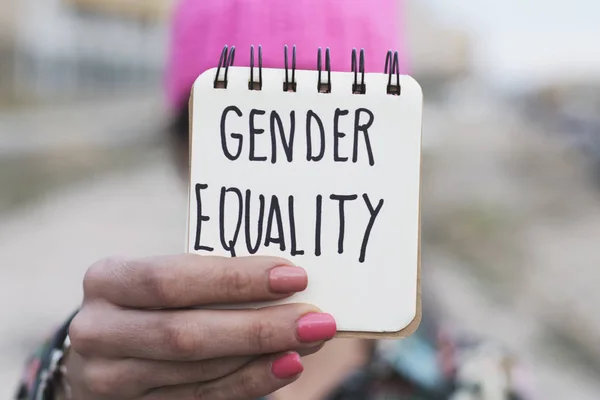 Жінка з рожевим капелюхом і текстом гендерної рівності — стокове фото