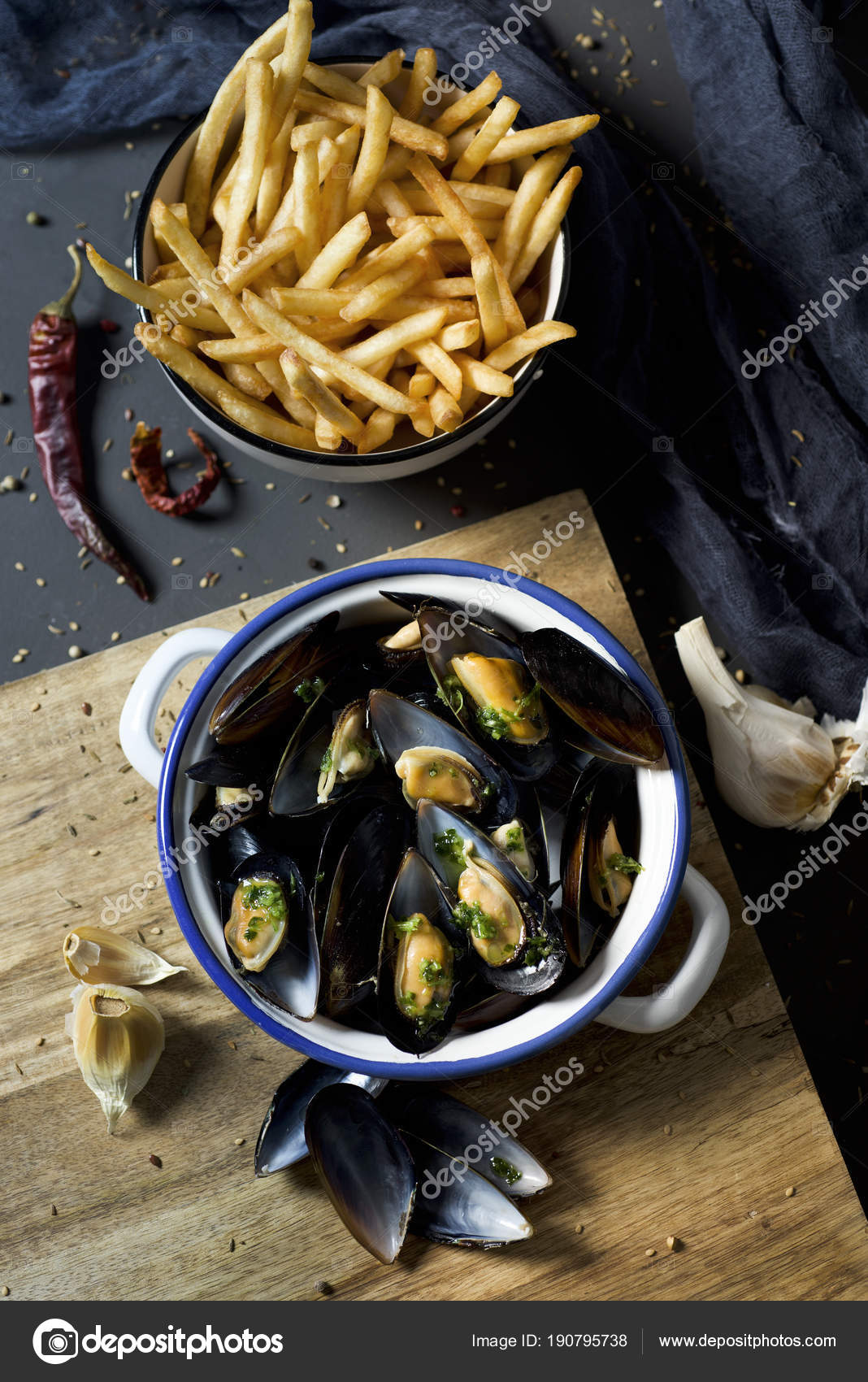 Moulesfrites, moules et frites belges typiques image libre de droit