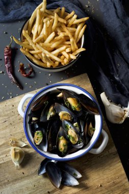 Moules frites, tipik Belçika midye ve erkekte
