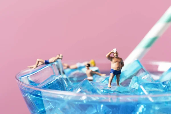 Miniaturmenschen im Badeanzug auf einem Cocktai — Stockfoto