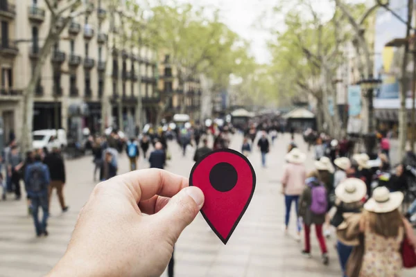 Muž s červenou značkou v Las Ramblas, Barcelon — Stock fotografie