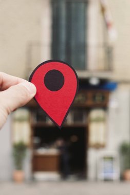 adam bir mağaza önünde kırmızı bir marker ile