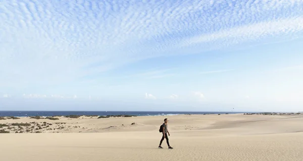 Jovem caminhando ao ar livre em Fuerteventura, Spai — Fotografia de Stock
