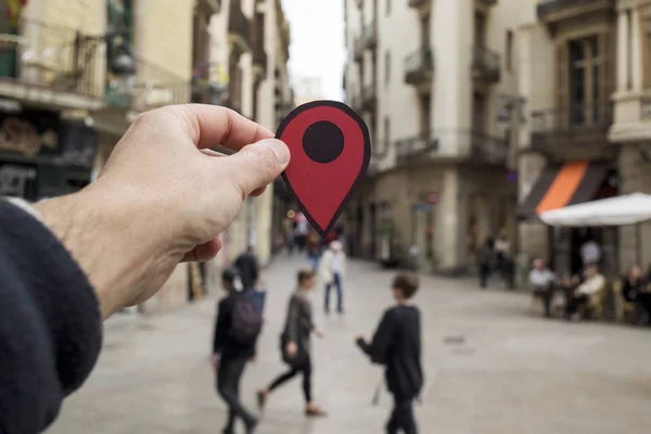 Man met een rode markering in een Europese stad — Stockfoto