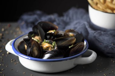 Moules frites, tipik Belçika midye ve erkekte