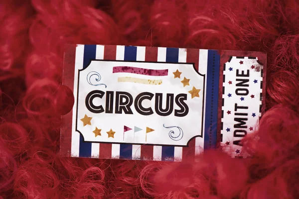 Билет в цирк и клоунский красный парик — стоковое фото