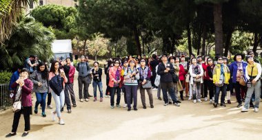 La Sagrada Familia için Barselona hayran turist