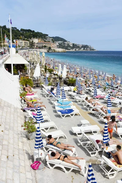 Lidé, opalovat se na pláži v Nice, Francie — Stock fotografie