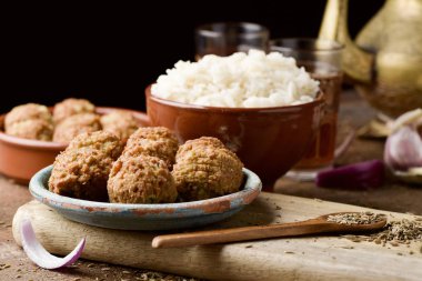 falafel ve ahşap bir masa üzerinde uzun taneli pirinç