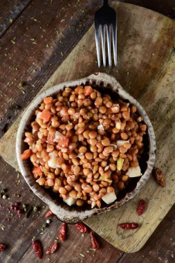 Mercimek salatası bir rustik ahşap tablo