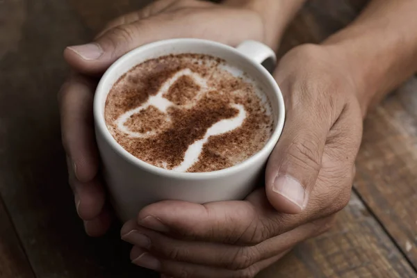 Visage d'homme dans une tasse de cappuccino — Photo