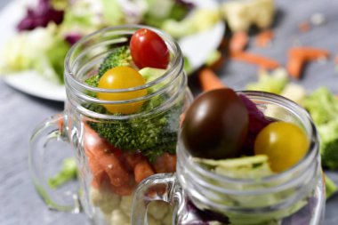 bazı mason kavanoz içinde servis salata