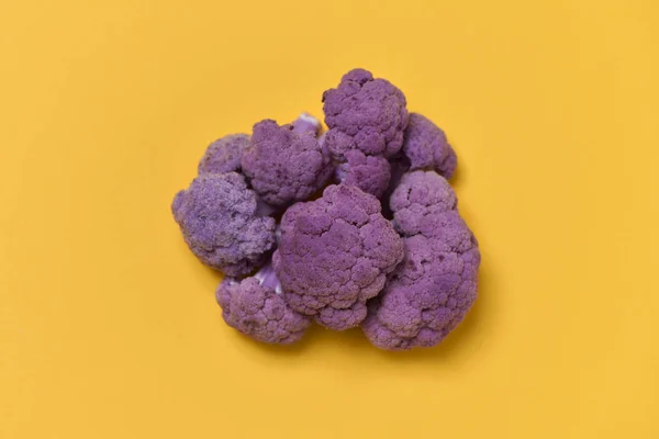 Фіолетова цвітна капуста на помаранчевому фоні — стокове фото