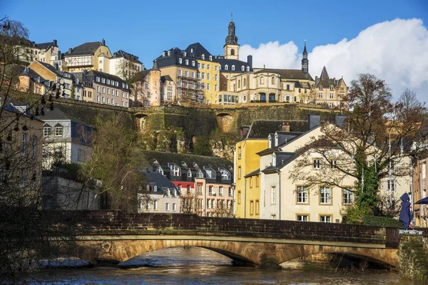 Alzette floden och Grund kvartalet i Luxemburg City — Stockfoto