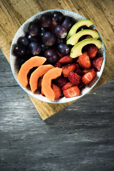 bir seramik kase meyve salatası