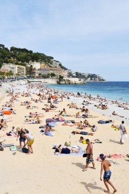 Nice, Fransa plajda güneşlenirken insanlar