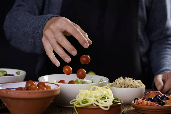 Young man preparing a buddha bowl — Stock Photo, Image