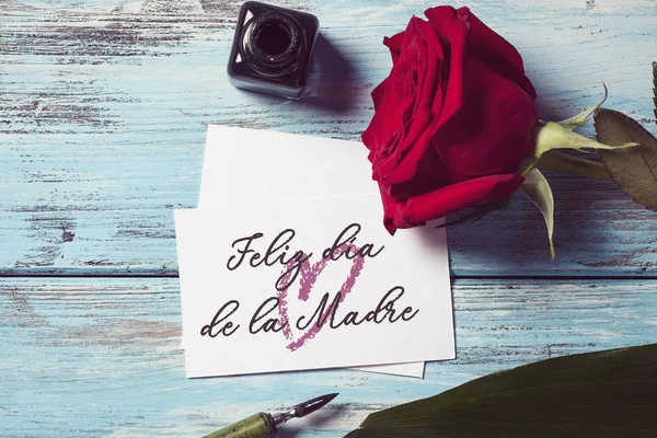 Rose and text happy mothers day in spanish — Stock Photo, Image